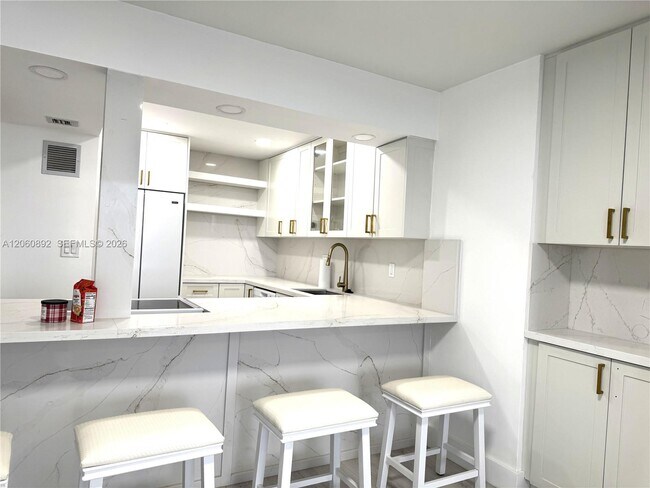 Building Photo - 3140 S Ocean Dr