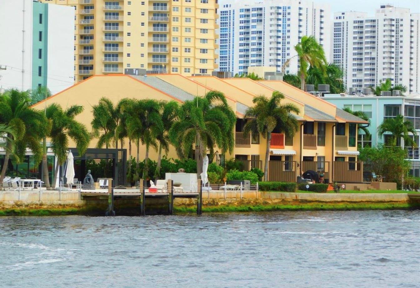 Building Photo - 797 S Riverside Dr