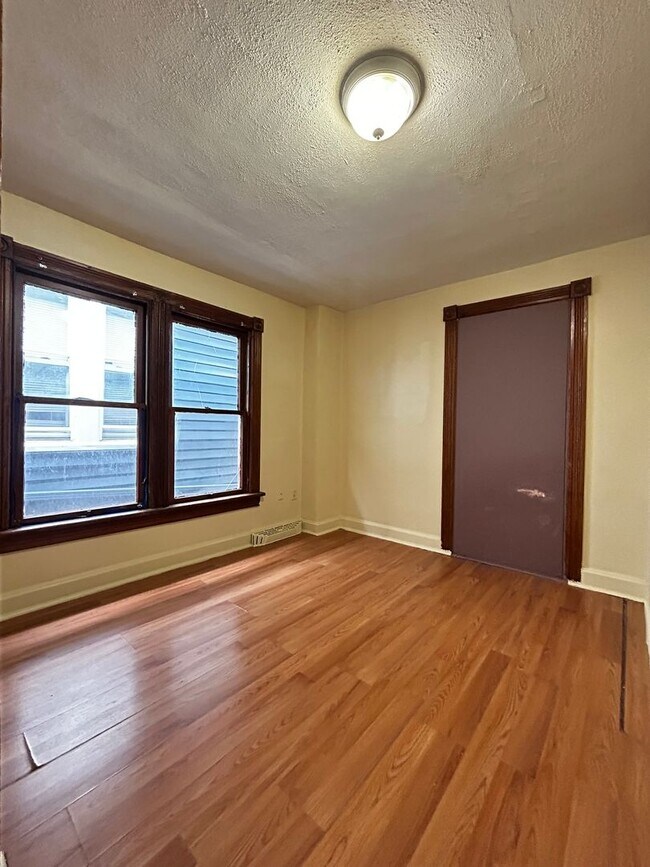 Building Photo - 3 bedroom, 1 bath, 2 story half double house