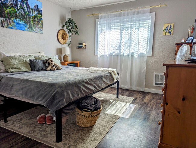 Building Photo - 3012 N Hogan St