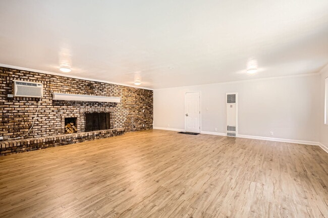 Building Photo - 36180 N Grandwood Dr