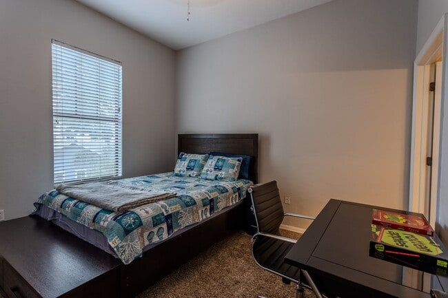 Building Photo - LOCATION. LOCATION. LOCATION. 2BR/3BA Cond...