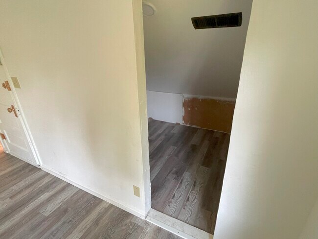 Building Photo - 907 NE Winchester St