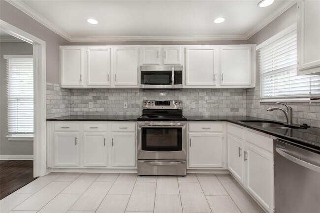 Building Photo - 570 Bondstone Dr