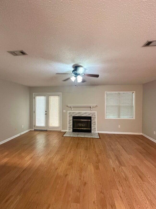 Building Photo - Briarwood West!!!  1/2 OFF FIRST MONTH REN...