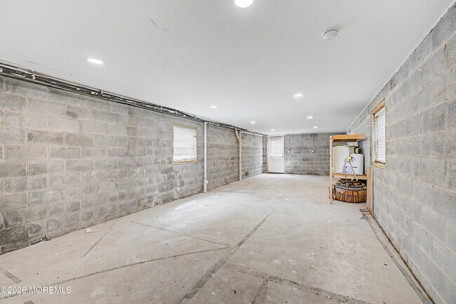 Building Photo - 152 Center Ave