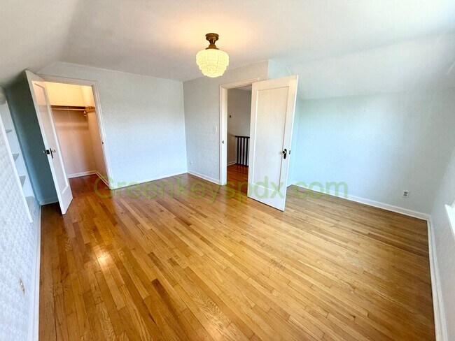 Building Photo - Lovely 3-Bedroom, 2-Bathroom House with Detached Garage in North Portland