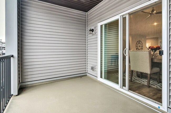 Building Photo - Luxury 3BR/2.5BA Condo w/ Balcony and Rooftop Terrace & Garage – Walk to One Loudoun