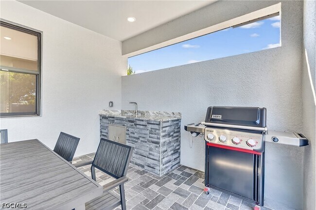 Building Photo - 118 NW 2nd Ave