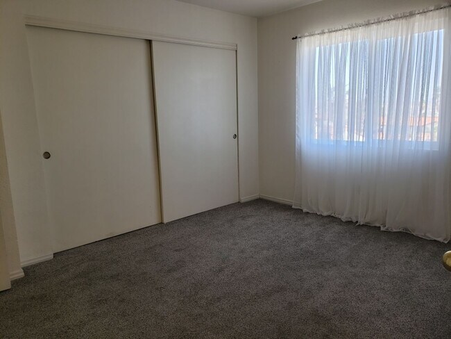 Building Photo - 3 Bedroom Condo in Gated Community