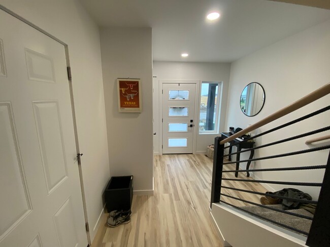 Building Photo - Beautiful 3 bed 2.5 bath Townhome