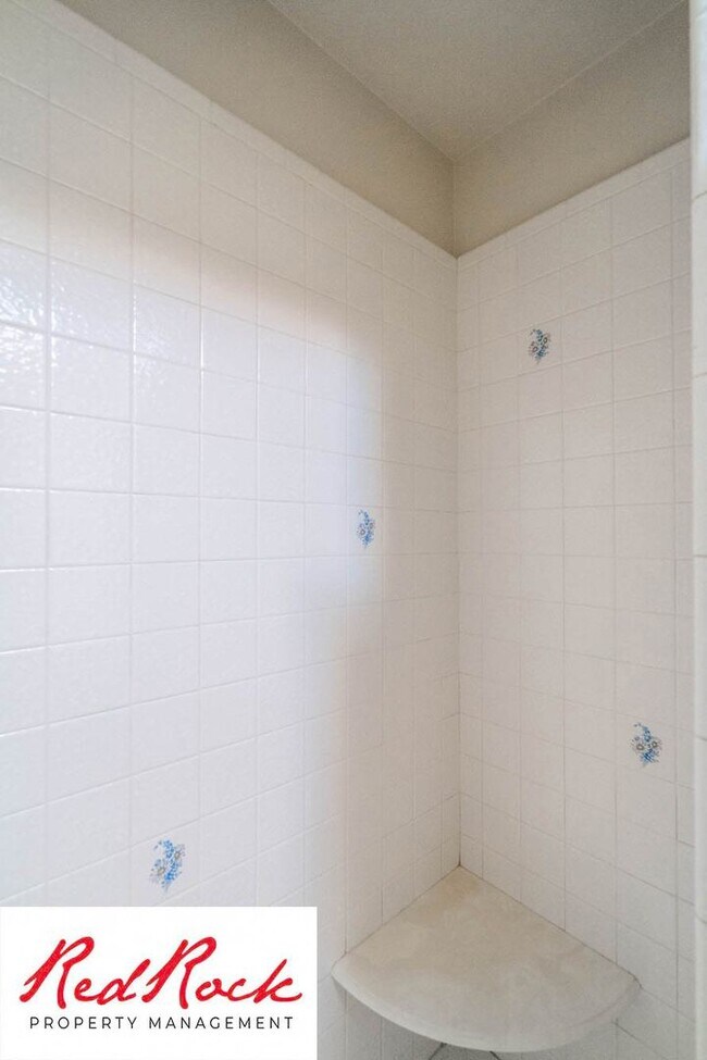 Building Photo - 3 Bedroom End Unit Home in Downtown St. Ge...