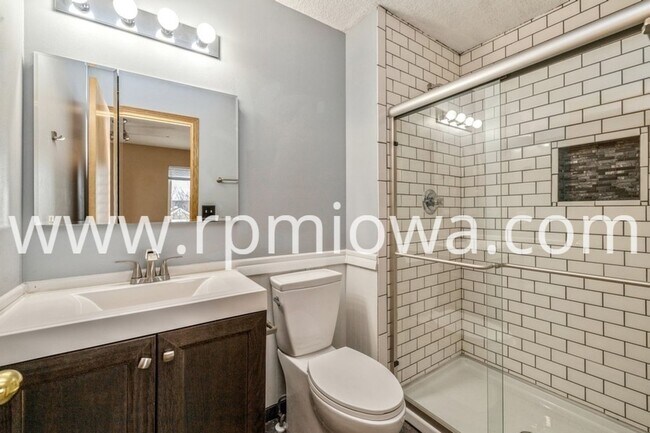 Building Photo - WEST DES MOINES TWO-STORY!! 4 Bedroom, 3.5 Bathrooms!
