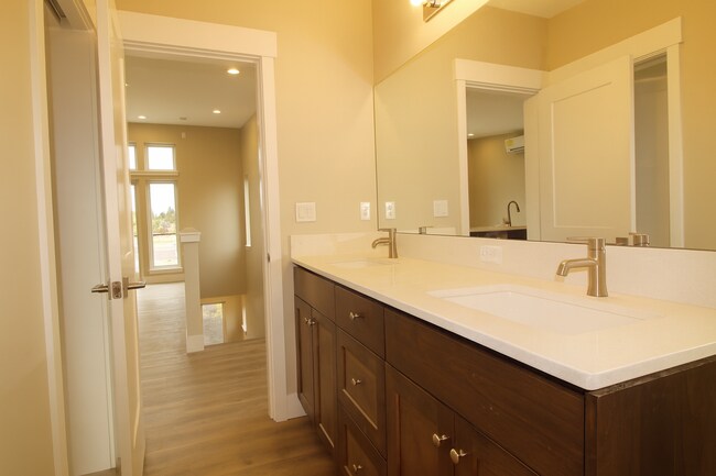 Building Photo - Your Bend Retreat: Spacious End Unit Townhouse with Pilot Butte Views