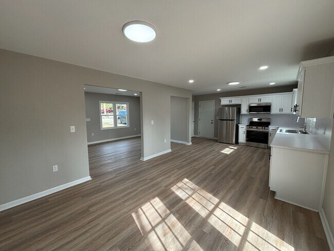 Building Photo - Home You’ll Love Coming Home To