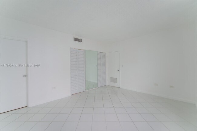 Building Photo - 801 Brickell Bay Dr
