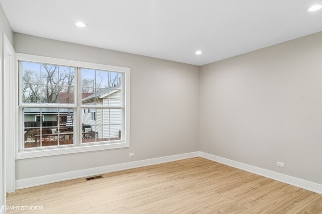 Building Photo - 23726 N Overhill Dr