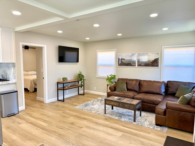 Building Photo - 4869 Inglewood Blvd