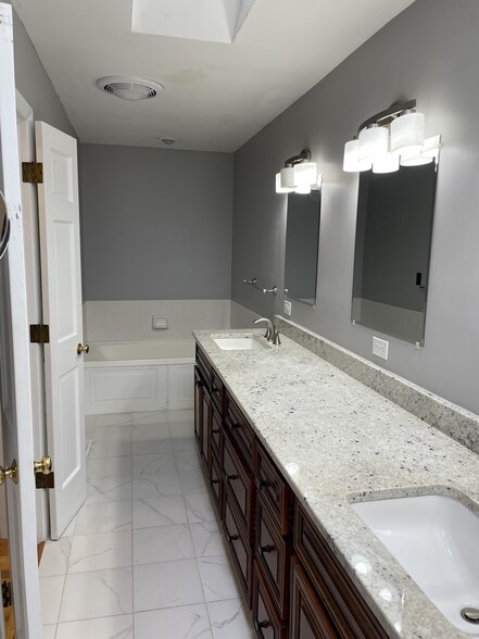 Master bathroom w/jet tub - 8205 Ainsworth Dr