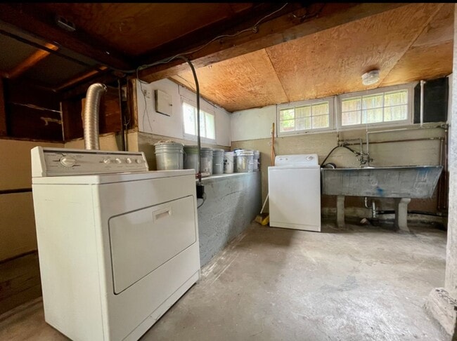 Building Photo - Spectacular View! Remodeled One bedroom with Partially finished basement in Linnton~ Front and ba...