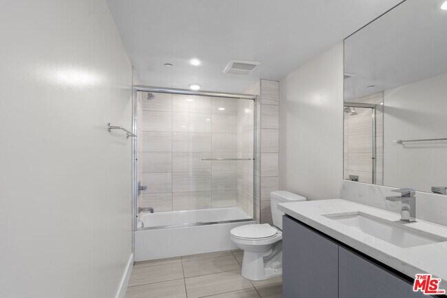 Building Photo - 5030 Rosewood Ave