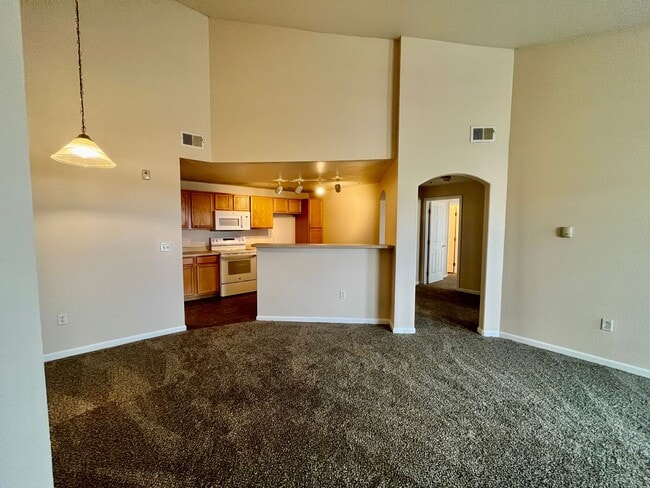 Building Photo - Very nice 2 bed 2 full bath on top floor n...
