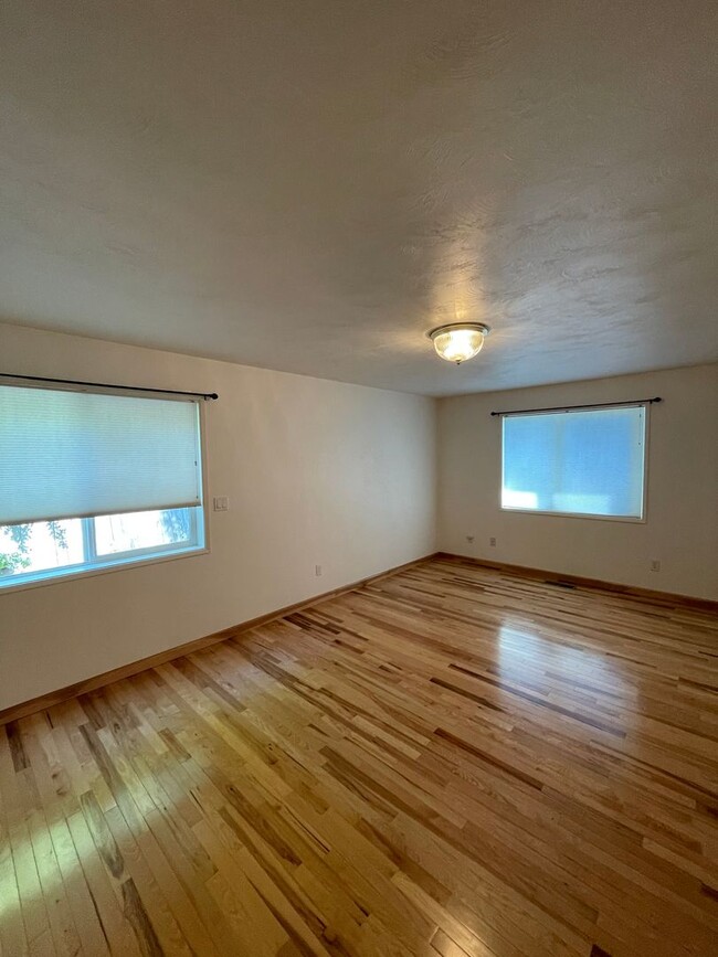 Building Photo - Large 4 Bed/ 2 Full Bath Home in the Gilha...