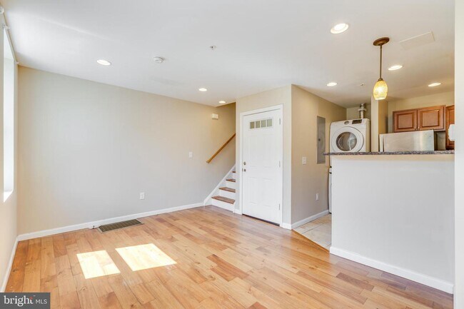 Building Photo - 662 N 33rd St