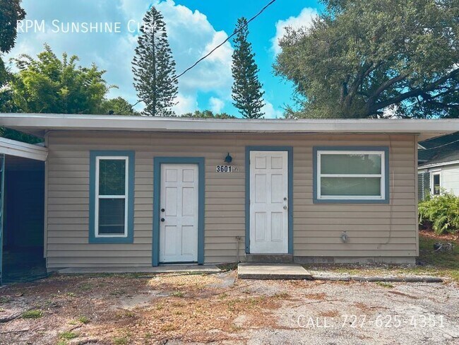 Primary Photo - Back unit of large Duplex in Central Oak P...