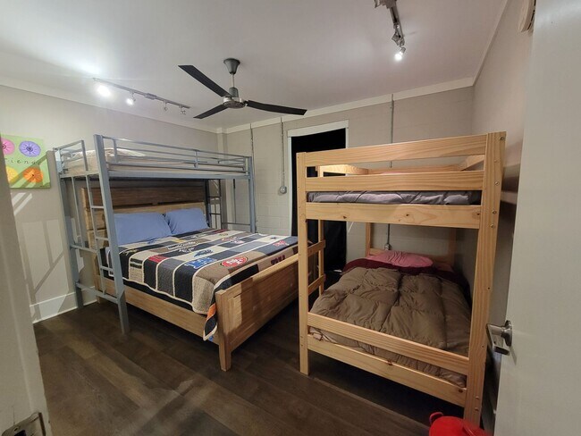 Building Photo - Spacious and newly renovated 3 bed 2 bath ...