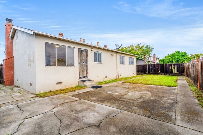 Building Photo - Just Updated! 3 Bed House in San Leandro |...