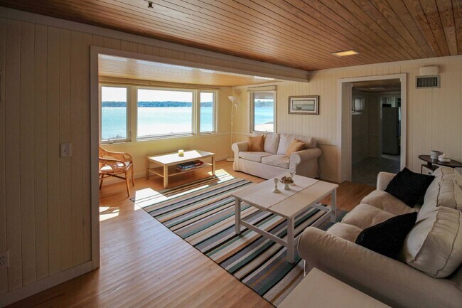 Building Photo - 314 E Montauk Hwy