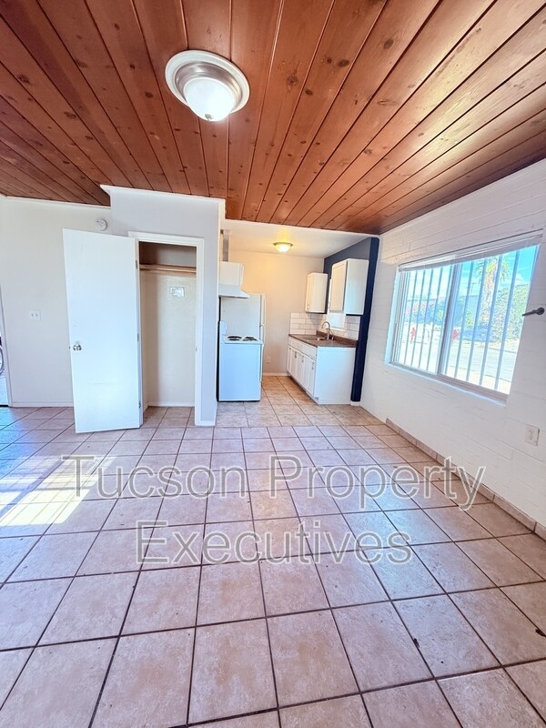 Building Photo - 232 W Flores St
