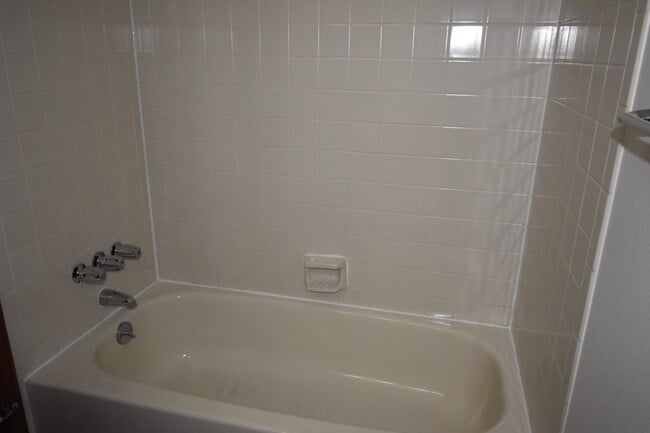 Building Photo - GREAT 3 BEDROOM/2 BATHROOM TOWNHOME WITH NEW PAINT & FLOORING. AVAILABLE 5/23.