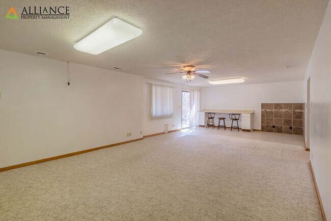 Building Photo - Amazing, Spacious Home! Pet Friendly!