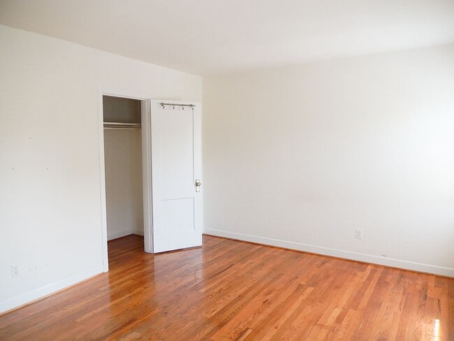 Building Photo - Sun-Filled & Well-Maintained 1 Bed 1 Bath Interior Townhome In Arlington Village