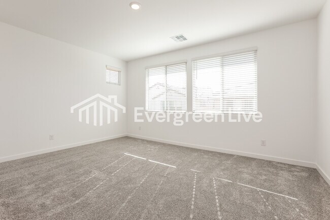 Building Photo - 10131 E Ulysses Ave