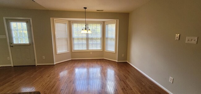 Building Photo - PHENOMENAL 4 Bedroom BEAUTY!!