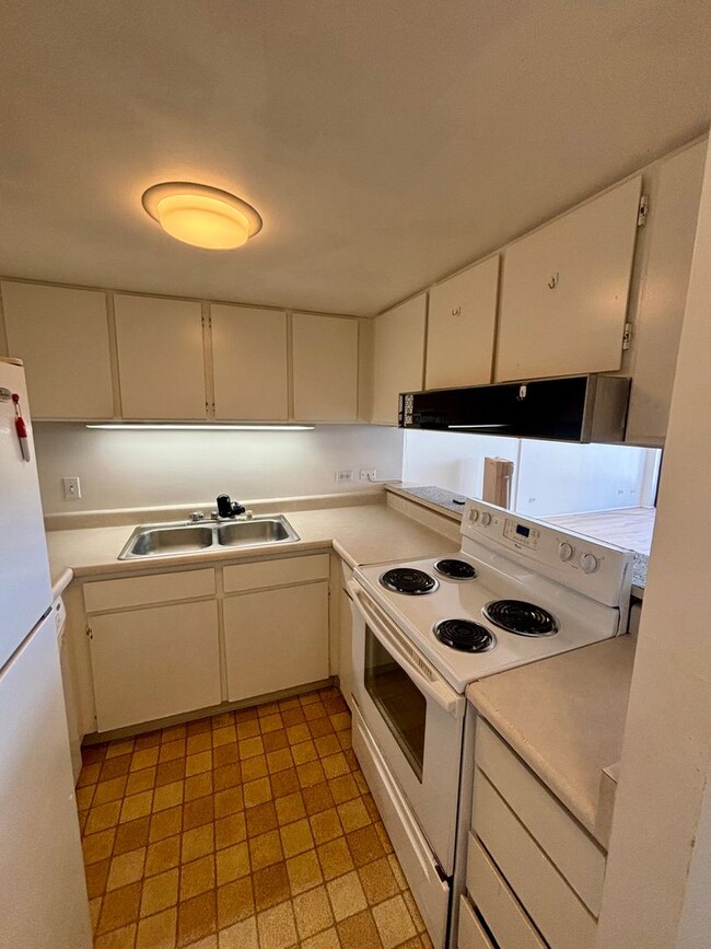 Building Photo - AVAILABLE May 15, 2025 | 2 Bedroom, 2 Bath...