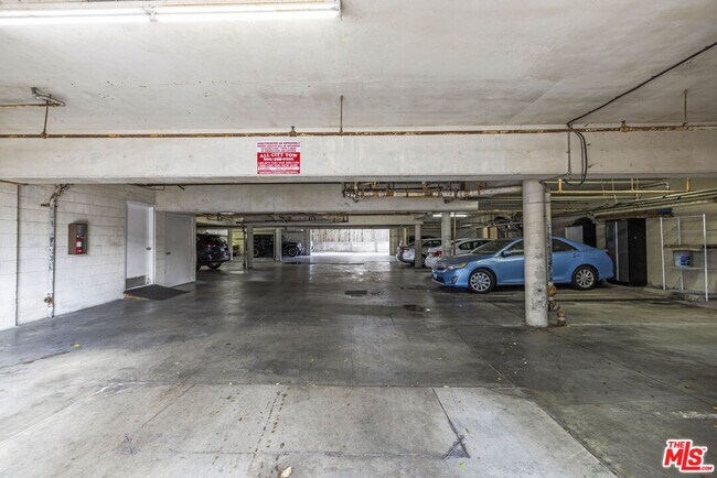 Building Photo - 910 S Holt Ave
