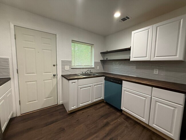 Building Photo - 908-910 Wells St