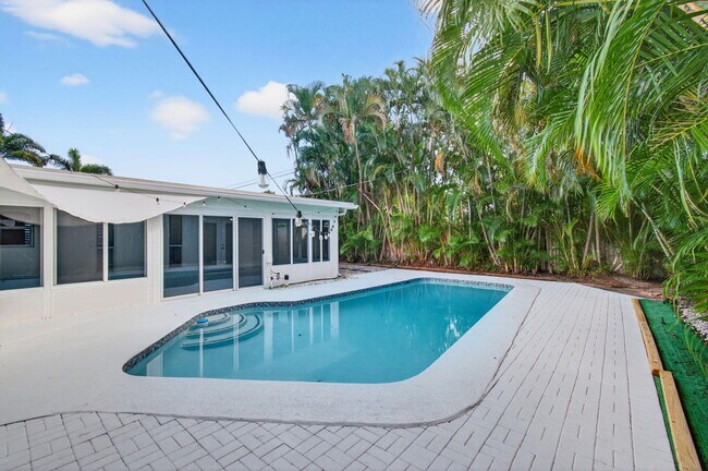 Building Photo - 699 NW 16th Ave