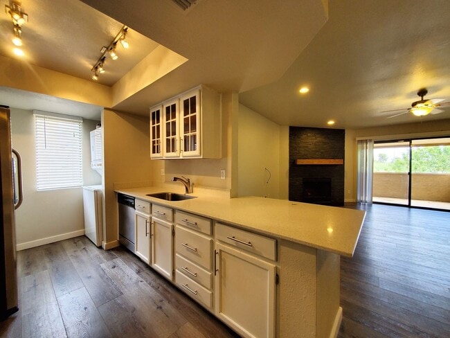 Building Photo - **MOVE IN SPECIAL***HALF OFF FIRST MONTHS RENT. UPSTAIRS 2 BEDROOM CONDO OVERLOOKING GREENBELT