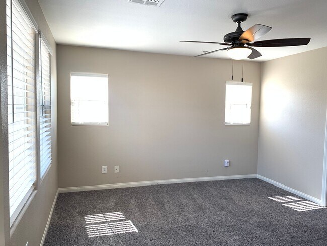 Building Photo - 3 Bedroom House in gated community