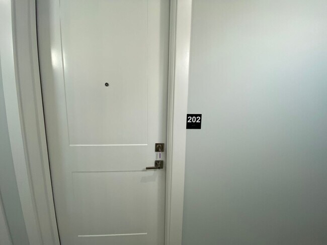 Building Photo - 132 E University Ave