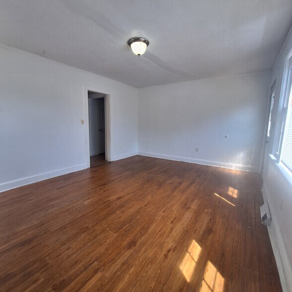 Building Photo - 827 Winston Dr