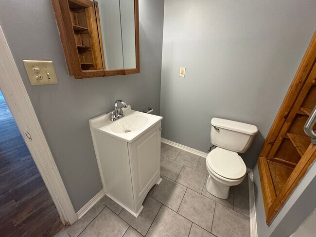 Building Photo - Bates Hendricks 3 Bedroom 2 Bath