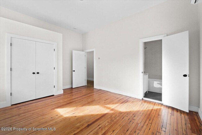 Building Photo - 840 Clay Ave