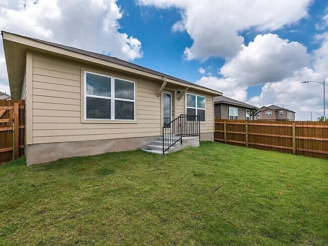 Building Photo - 3 Bed 2 Bath Home with Fenced Back Yard