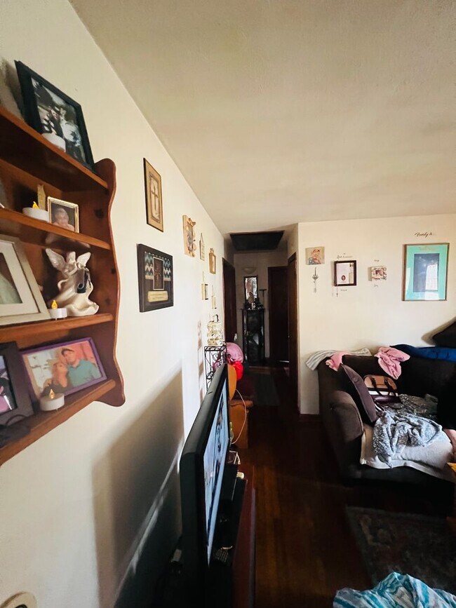 Building Photo - Adorable 3bdrm/1bth Brich Rancher Convenie...